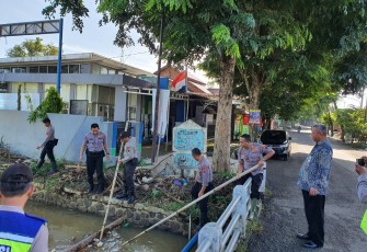 Polres Batang Bersihkan Sungai Kalipucang