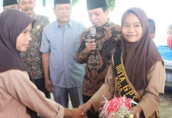 Sinarti Siswi Yatim Piatu Kelas VIII F SMPN 6 Kota Bengkulu Yang Menerima Sepeda Dari Program Gerakan Peduli Siswa 