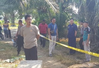Polisi saat melakukan Olah TKP