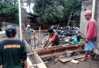 Serka Suyatman Babinsa Koramil12/Manisrengg Bantu Pembanguan Rumah Warga di Wilayahnya