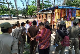 Personil Satpol PP Kota Bengkulu Saat Memantau Kawasan Wisata Pantai Panjang 