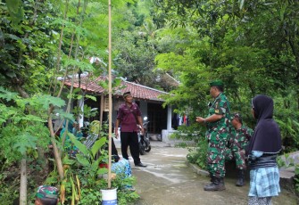 Danramil Cawas Bersama Kades Burikan Cek Longsor Bukit Putih