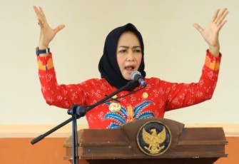 Bupati Tulang Bawang Hj. Winarti saat memberikan arahan