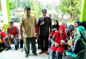 Camat Teupah Barat Misrahudin SE yang didampingi Babinsa Posramil 07/Teupah Barat Serda H. Dalimunte Foto bersama seusai senam. (Foto : Uris)