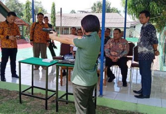 Bea Cukai Bersama Kodim Bitung Latihan Menembak