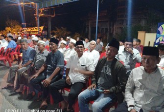 Dandim 0209/ LB Letkol Inf Santoso (dua dari kanan) saat turut hadir mendoakan almarhum