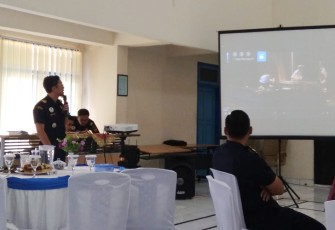 Kepala seksi pelayanan kepabeanan dan cukai Thomas Nugroho Adi Prasetiyo memperkenalkan pita cukai 2020