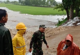 Danramil 20 Cawas Cek Lokasi Tanggul Jebol Sungai Gamping