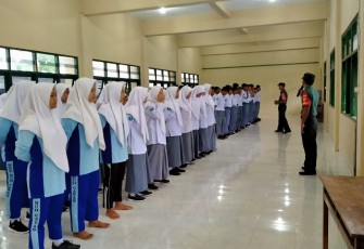 Babinsa Cawas Berikan Wasbang dan Latih Kedisiplinan Melalui PBB Tingkat SMK