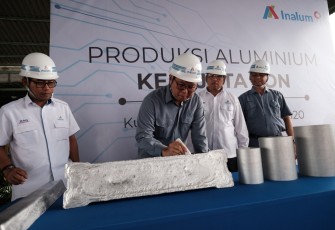 Direktur Pelaksana PT Inalum(Persero) Oggy Achmad Kosasih Menandatangani Aluminium Ingot yang Ke - 8 ton.