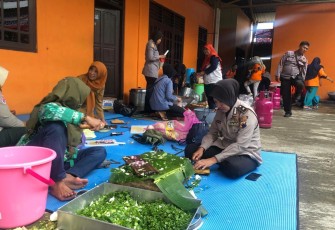 Polres Batang Terjunkan Polwan Jadi Juru Masak