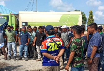 Para pekerja PT.Runding Putra Persada saat melakukan aksi mogok kerja.