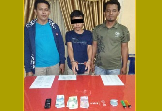 Pelaku (tengah) dan barang bukti saat diamankan 