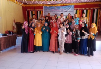 Ketua PKK Aceh Singkil Ibu Atma Dulmusrid foto bersama peserta On the Job Training  (OJT) Modul Pengasuhan Bagi Orang Tua dalam Konteks Aceh.