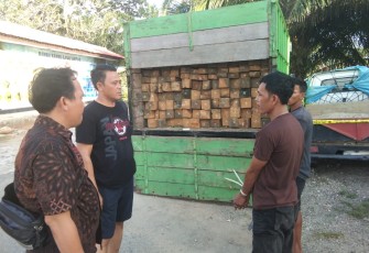 Dua orang pelaku dan barang bukti saat diamankan