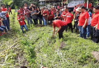 Maurits Mantiri secara simbolis menanam pohon
