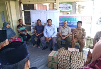 Bupati Aceh Singkil Dulmusrid saat menyambangi korban kebakaran Desa Ujung Singkil.