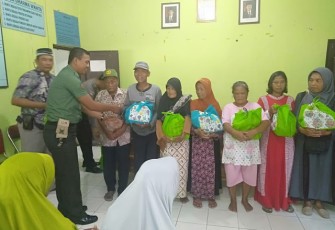 Babinsa Bagikan Sembako Bersama Muspika Wonosari  