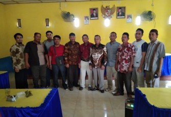Kepala Desa Pematang Cengring H.Atan Ramli (Pakai Peci Hitam) photo bersama dengan Kepengurusan LPM yang terpilih.