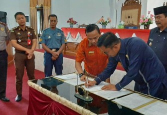 Ketua DPRD Kabupaten Seluma Nofi Eriyan Andesca Teken Kesepakatan Bersama Tentang Program Pembentukan Peraturan Daerah Tahun 2020