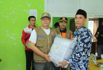 penyerahan bantuan oleh gubernur kepada warga