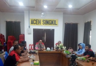 Kapolres Aceh Singkil AKBP Mike Hardy Wirapraja SIK MH didampingi Wakapolres Kompol Sutan Siregar saat menggelar pertemuan dengan para wartawan di Aula Mapolres setempat.