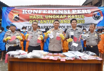 Konferensi Pers tersangka dan barang bukti