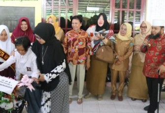 Wali Kota Bengkulu Helmi Hasan Berikan Langsung Sepeda Kepada Gloria Hasil Sumbangan Program Gerakan Peduli Siswa Dari SDN 1 Kota Bengkulu 