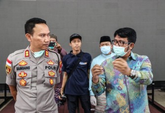 Bupati Bintan Apri Sujadi dan Kapolres Bintan Saat Mengadakan Diskusi