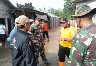 Dandim 1310/Bitung Bersama Kapolres Bitung Meninjau Lokasi Banjir Girian Bawah
