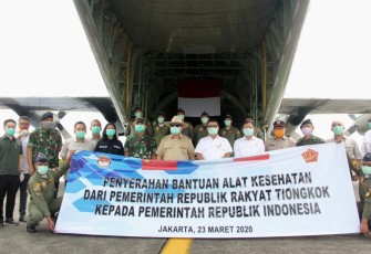 Panglima TNI Dampingi Menhan RI Terima Alat Kesehatan dari RRT