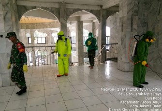 Kodim 0503/Jakarta Barat Lakukan Penyemprotan Disinfektan di Ruang Publik