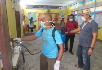 Petugas Puskesmas melakukan penyemprotan disinfektan ketempat Ibadah(Mesjid dan Mushollah) serta Kantor Desa mengantisipasi penyebaran Virus Corona (Covid - 19).