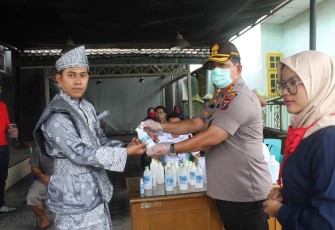 Kapolres Batu Bara Bagikan Hand Sanitizer ke Masyarakat