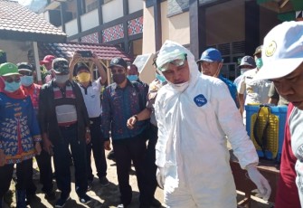 Bupati Lambar Pimpin Langsung Penyemprotan Disinfektan 