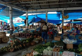 Disperindag Labuhanbatu Semprotkan Disinfektan ke Lokasi Dagang
