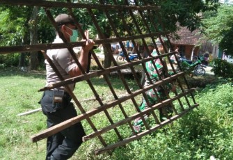 Rumah Sukilah dibongkar warga bersama dinas terkait
