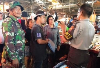 Babinsa bersama Bhabinkamtibmas turun Kepasar Girian