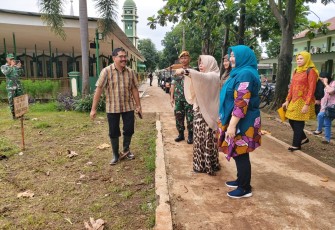 Babinsa Bersama Istri Pangdam Jaya Tinjau Sejumlah Lokasi Kunjungan Istri Panglima TNI di Bekasi