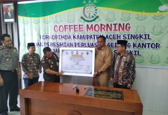 Bupati Aceh Singkil Dulmusrid dan Kajari Amrizal Tahar bersama unsur Forkopimda setempat usai menandatangani prasasti peresmian dan fakta integritas serta Coffee Morning diaula Kejari.