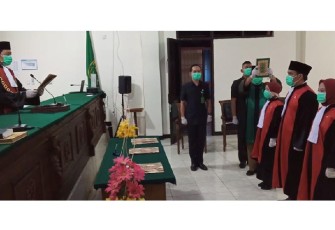 Ketua Pengadilan Negeri Bintuhan Purwanta SH MH Melantil Tiga Hakim Baru 