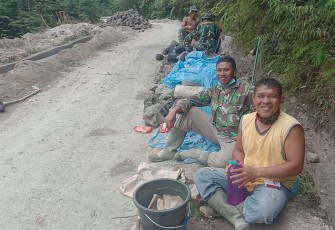 Senyum Serta Canda Tawa Satgas dan Warga Mampu Melepas Lelah Dilokasi TMMD