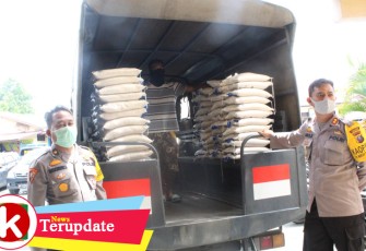 Kapolres Labuhanbatu (kanan) saat Cek Stok Beras yang Akan Dibagikan Kepada Keluarga Miskin