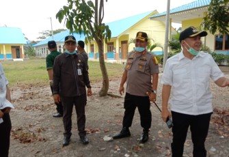 Bupati dan Kapolres Batu Bara saat tinjau tempat karantina TKI