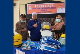 Anggota DPRK Aceh Singkil Ahmad Fadhli saat menyerahkan APD diposko siaga penanganan pencegahan virus corona setempat.