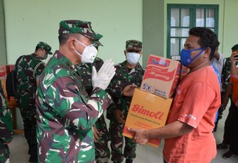 Pangdam XIV/HSN Serahkan Bantuan Kemanusiaan