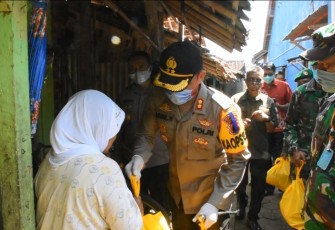 Polres dan Kodim Batang Bagikan Ratusan Paket Sembako Untuk Warga