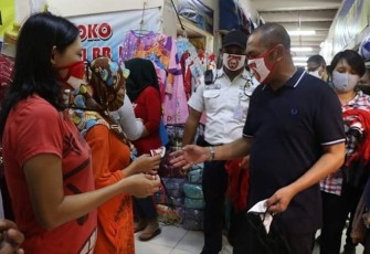 Wali Kota Solo FX Hadi Rudyatmo bagikan masker kepada para pedagang dan pengunjung di Pasar Klewer Solo.