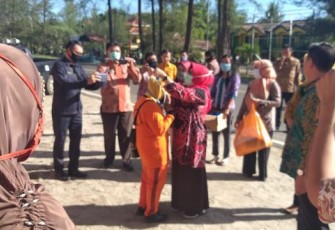 Para petugas Kebersihan Kota Bengkulu Diberi Masker dan Suplemen Vitamin 