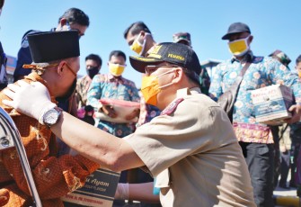 Gubernur salurkan bantuan